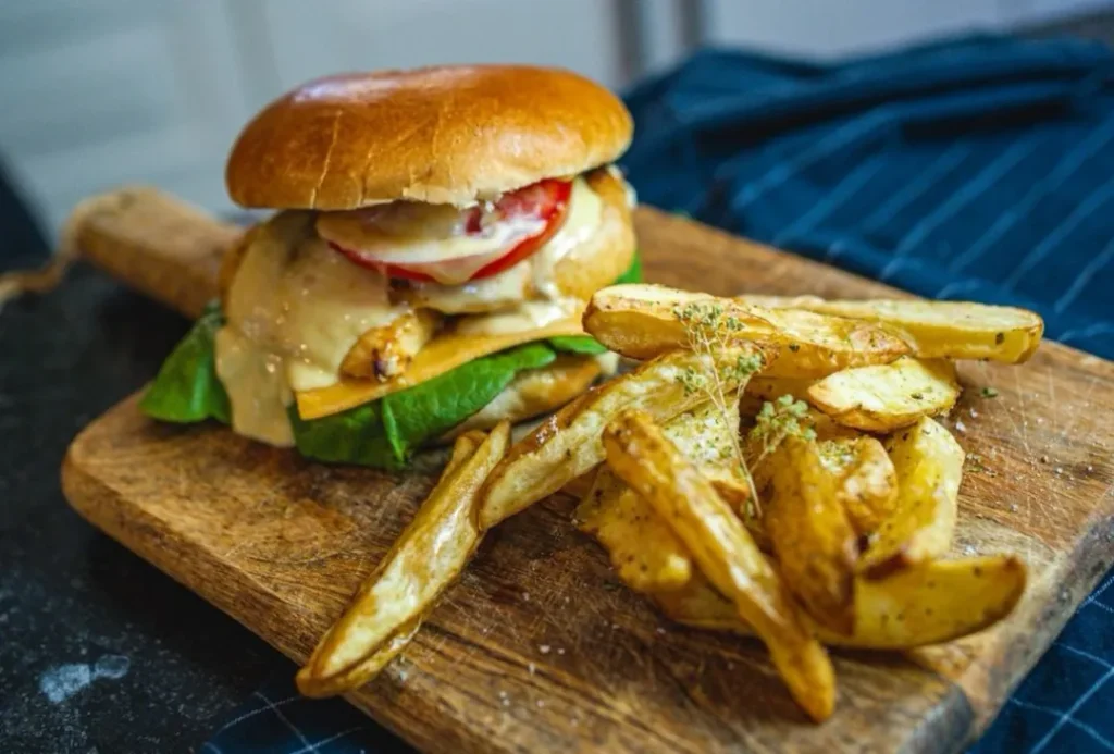 Σπιτικό burger με φιλέτο κοτόπουλο ψημένο με μουστάρδα, πάπρικα και μέλι